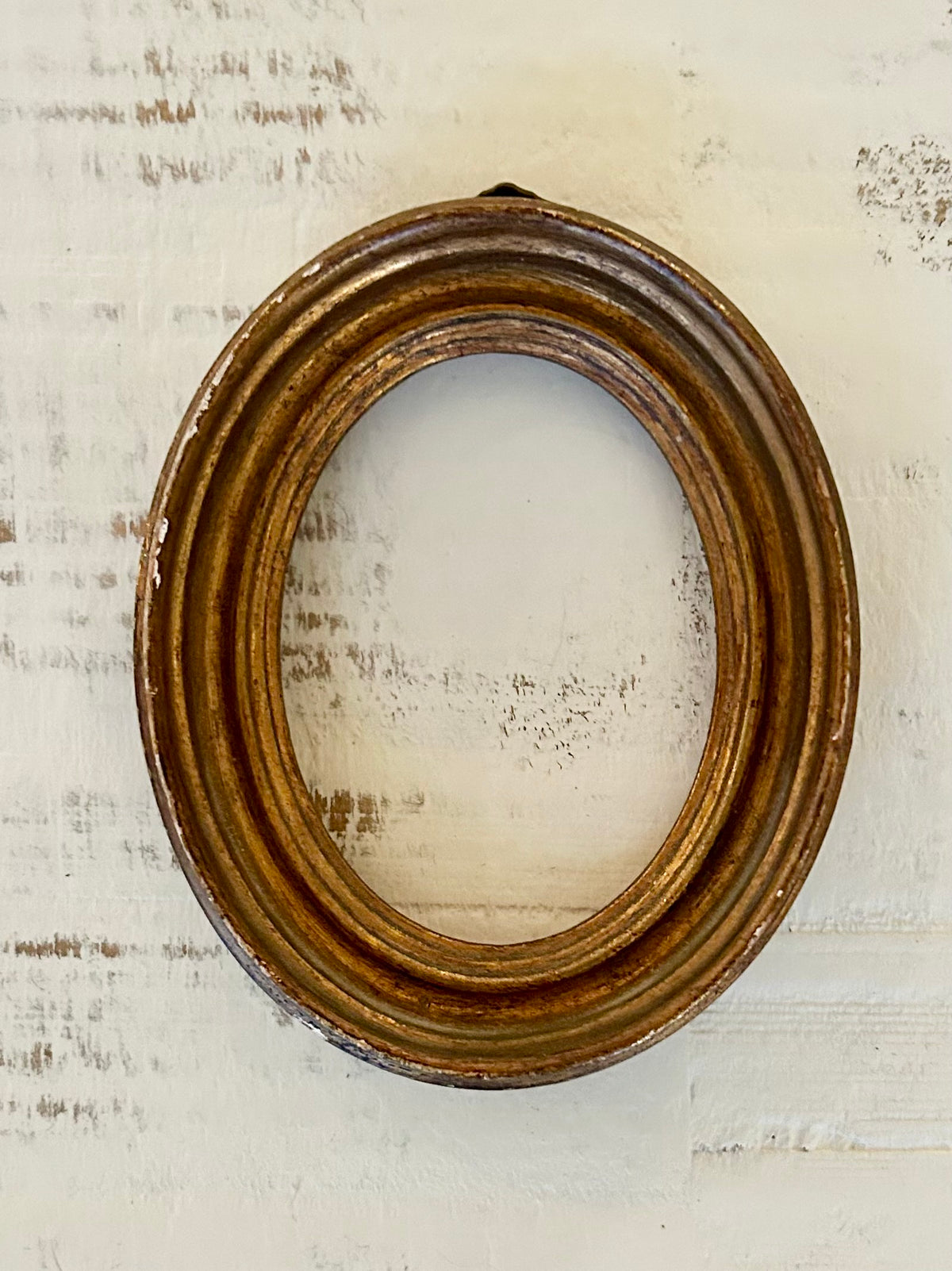 Petite oval giltwood frame