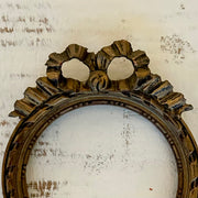 Petite vintage Round frame with ribbon crest