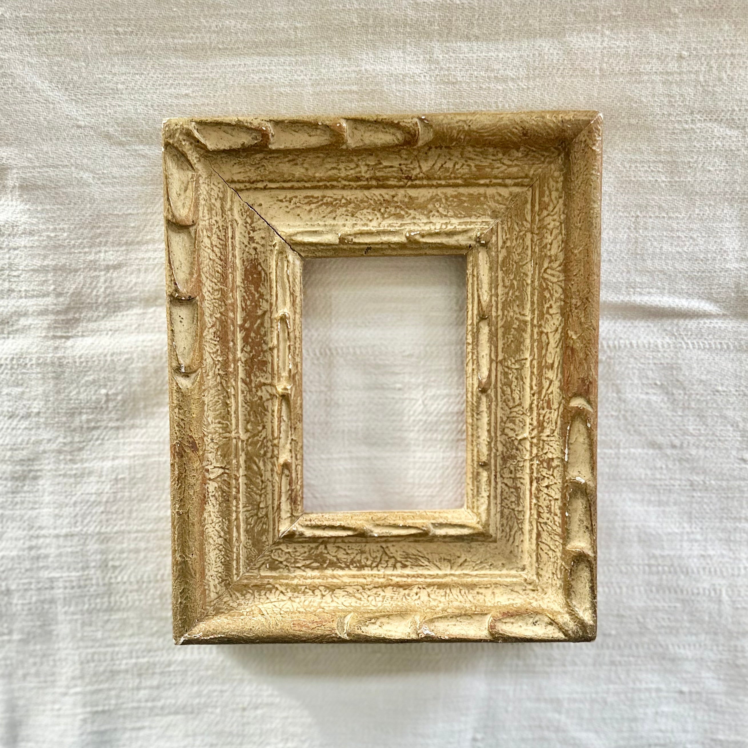 19th-Century Italian Giltwood Frame with Scalloped Detailing