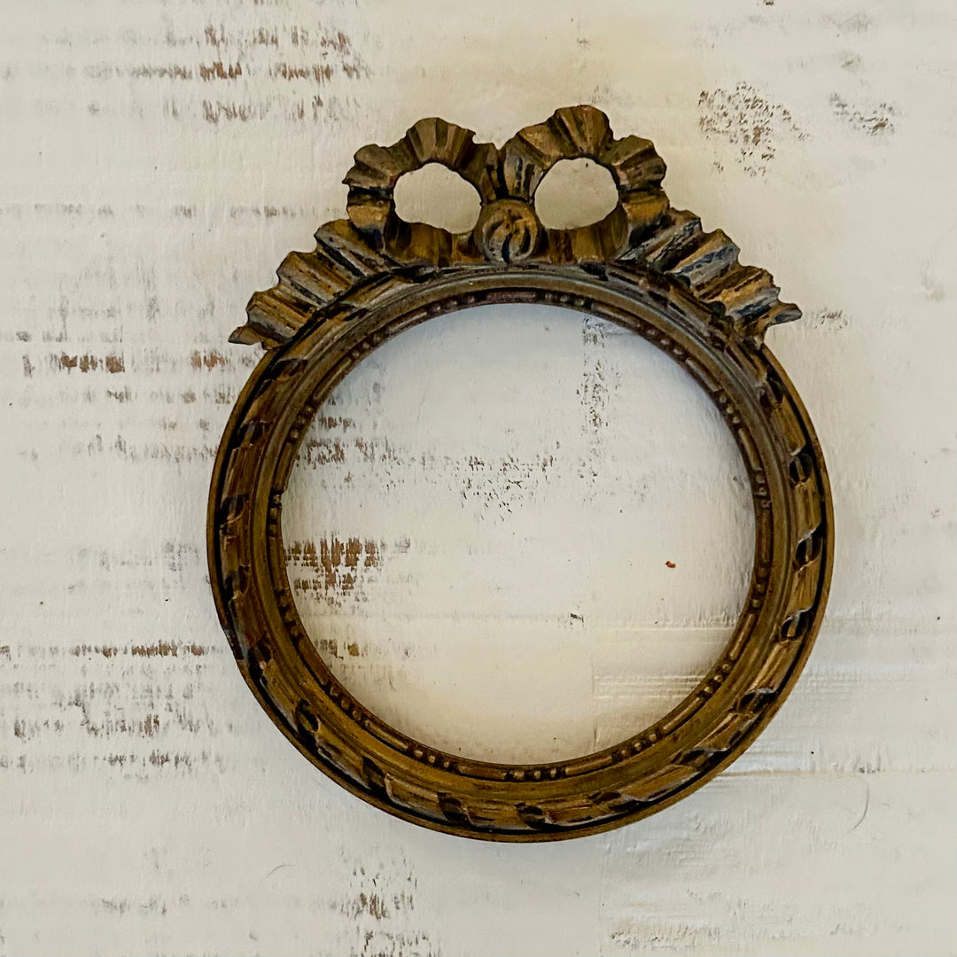 Petite vintage Round frame with ribbon crest
